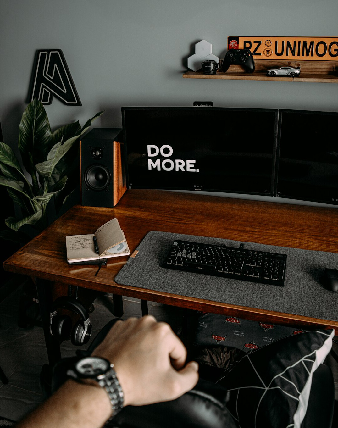 Editor de vídeo a trabalhar numa mesa com vários monitores e software de edição