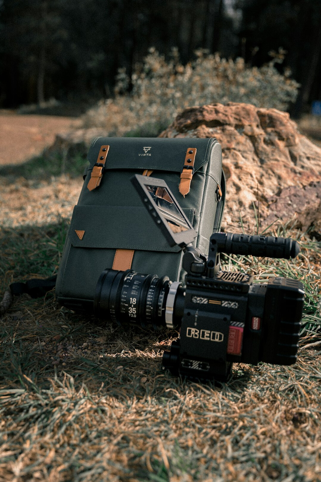 Claquete de cinema e equipamento de câmara num set de filmagem