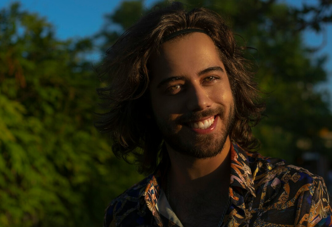 Retrato de um editor de vídeo português sorridente com barba curta